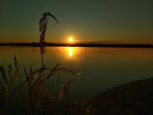 Svítání nad jezerem