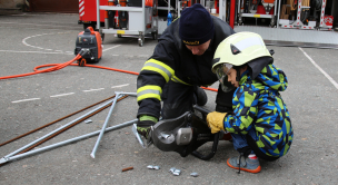 Mladý hasič. Maminko já číhám