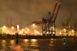 Hamburger Hafen bei Nacht
