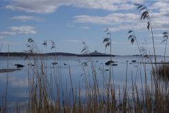 en båt på et ensomt hav.