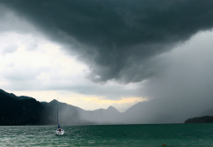 Kein Raumschiff sondern eine Gewitterwolke