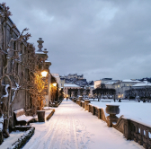 A Mirabell kert esti fényben