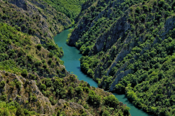 Flug entlang des Matka-Canyons