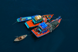 Farbenprächtige Schiffe im Golf von Thailand