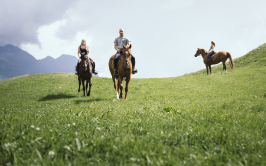 In sella tra i pascoli di San Bernardino