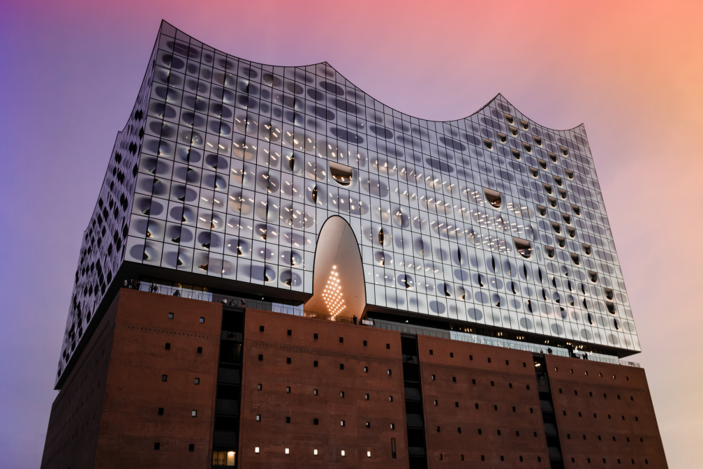 Die Elbphilharmonie in Hamburg während der blauen Stunde