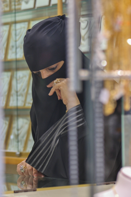 Die Schmuckkäuferin