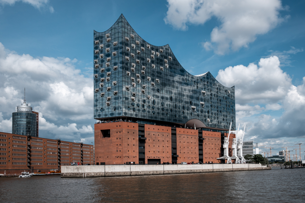 Die Elbphilharmonie in Hamburg von der Elbe aus fotografiert