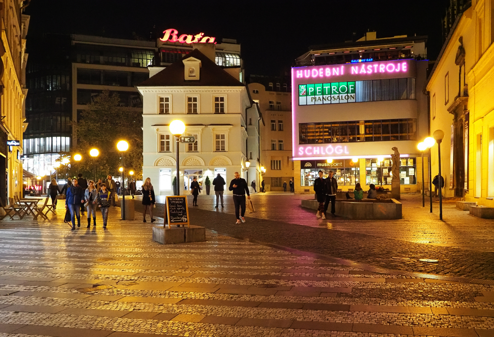 V Praze pod Václavským náměstím.