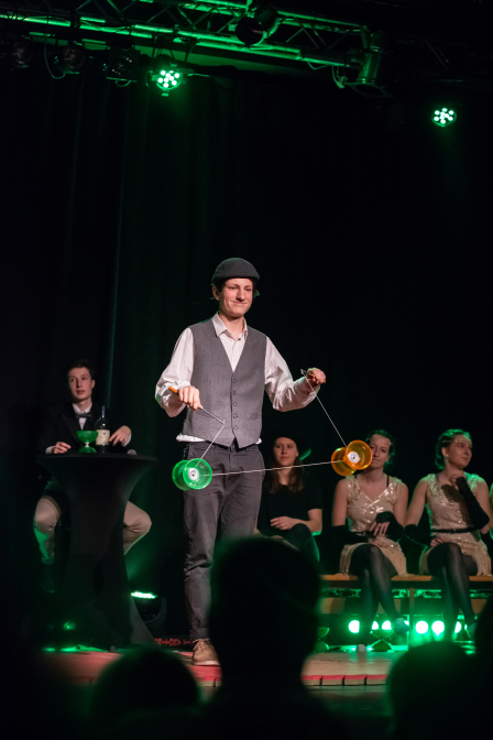 Jonglage mit zwei Diabolos!